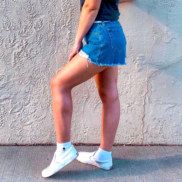 HOLLISTER ULTRA HIGH RISE RELAXED VINTAGE DENIM SHORTS - Picture 6 of 7